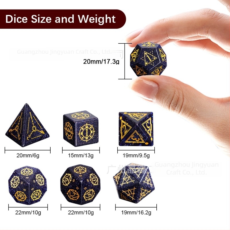 Kék homokkő dobókockák mintával a Dungeons & Dragons játékhoz