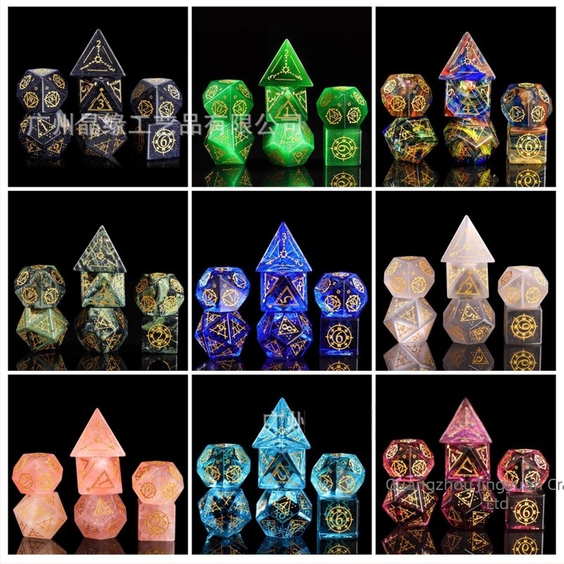 Kék homokkő dobókockák mintával a Dungeons & Dragons játékhoz