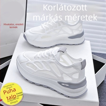 Női hálós anyagú, légáteresztő sportcipő, fehér, alacsony profilú, kényelmes nyári viselet.