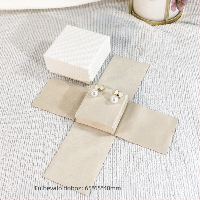 Chanel inspirált minimalistás ékszerdoboz textil borítással és fedéllel, fülbevalókhoz, gyöngyös ékszerekhez és nyakláncokhoz.