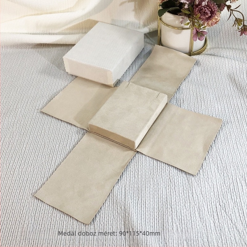 Chanel inspirált minimalistás ékszerdoboz textil borítással és fedéllel, fülbevalókhoz, gyöngyös ékszerekhez és nyakláncokhoz.