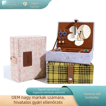 Hordozható felnyitható ékszerdoboz tükrös, gyűrűk, karkötők és medálok számára; csattal záródó