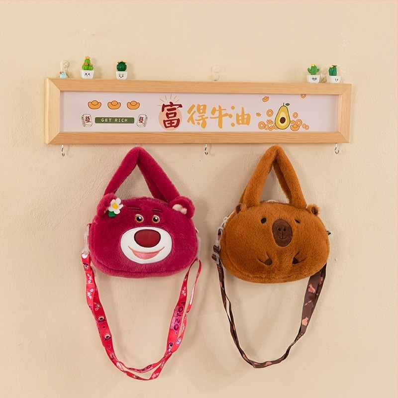 Plüss crossbody táska – claw machine ihletésű baba
