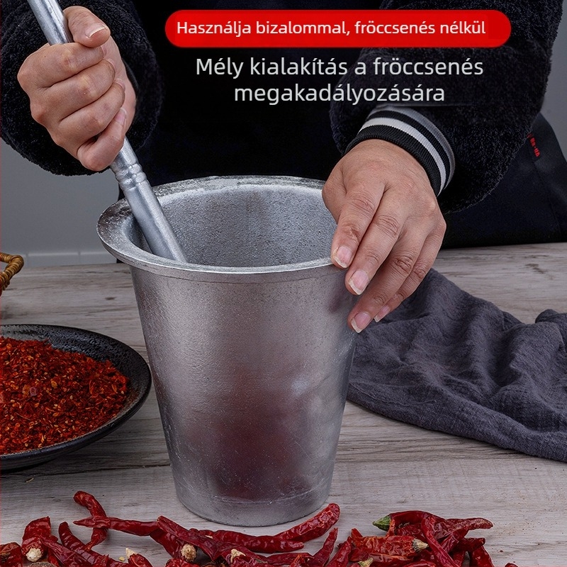 Antik alumínium mozsár és törőpálca a fokhagyma és a csípős paprika őrléséhez