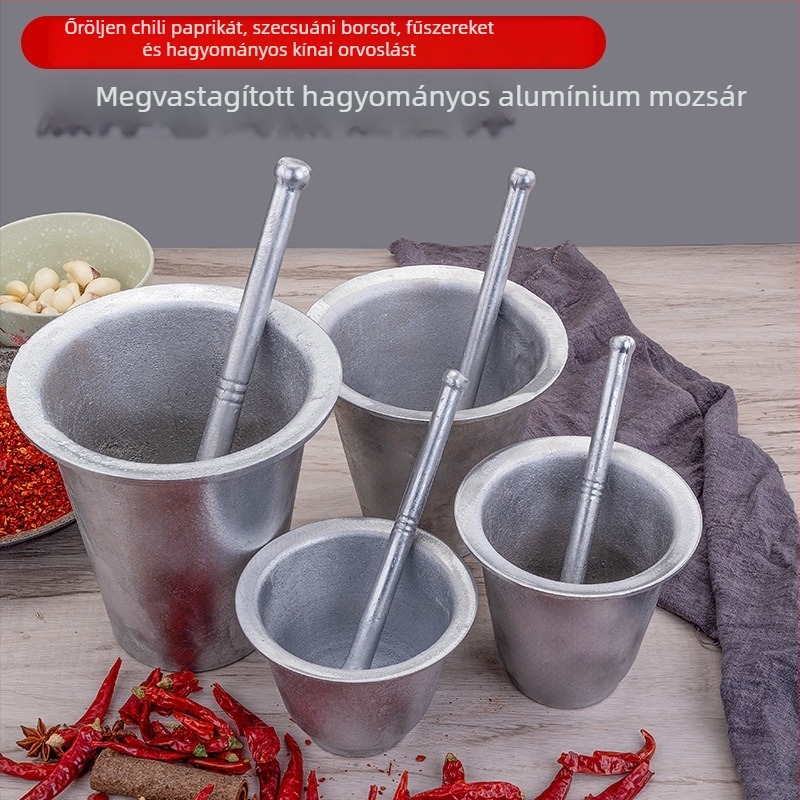 Antik alumínium mozsár és törőpálca a fokhagyma és a csípős paprika őrléséhez
