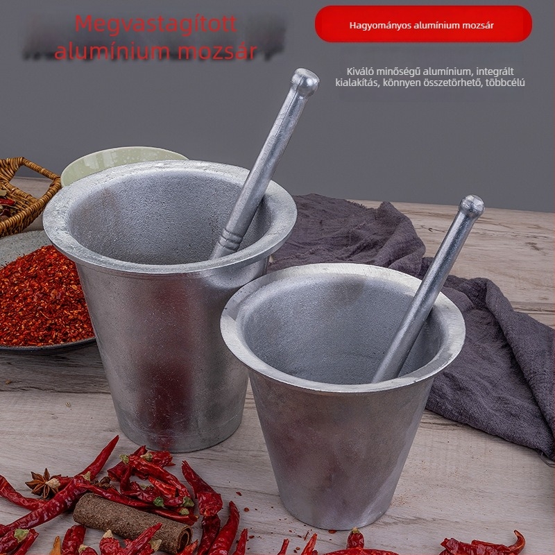 Antik alumínium mozsár és törőpálca a fokhagyma és a csípős paprika őrléséhez