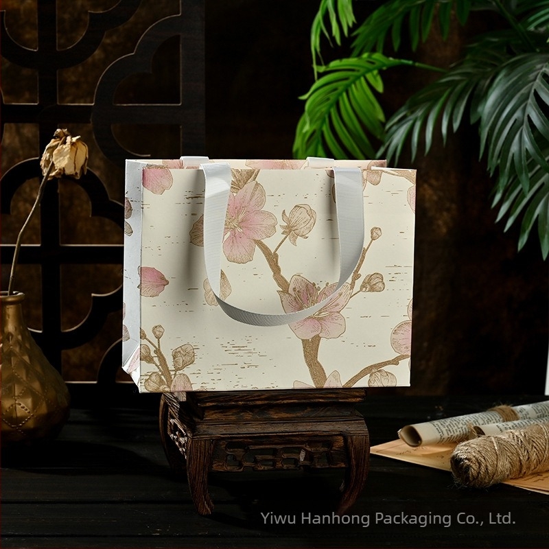 Nyomtatott papírtáska ajándékhoz, ékszerdobozzal és csomagoló tasakkal, elegáns mintázat, méretei 19×15×8 cm