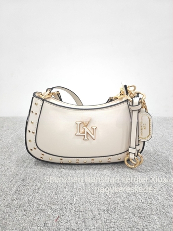 Lyn Accs Női Táska 2026 — szegecsekkel díszített patchwork, baguette stílusú crossbody táska, két vállpánttal