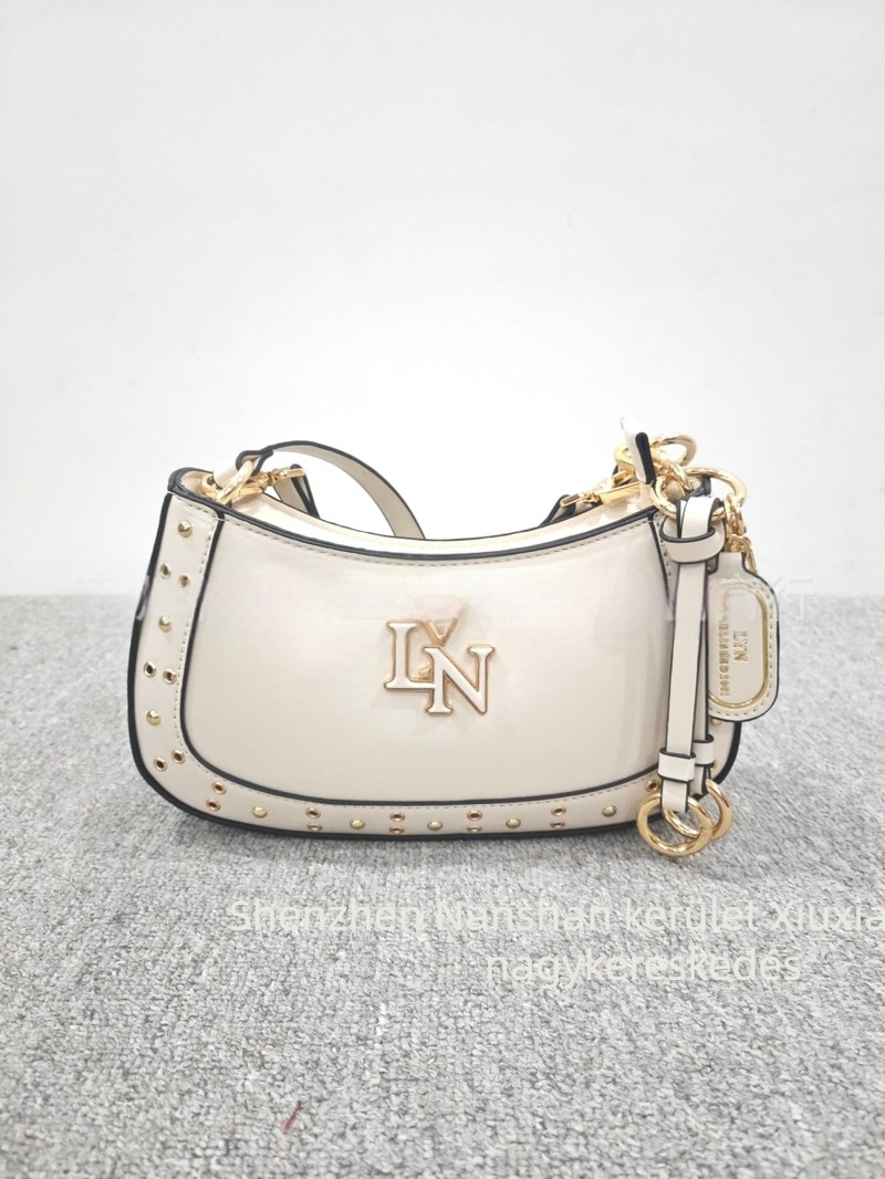 Lyn Accs Női Táska 2026 — szegecsekkel díszített patchwork, baguette stílusú crossbody táska, két vállpánttal