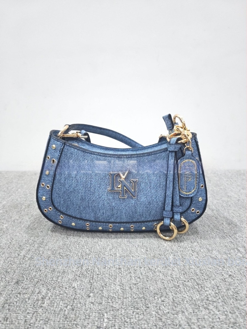 Lyn Accs Női Táska 2026 — szegecsekkel díszített patchwork, baguette stílusú crossbody táska, két vállpánttal