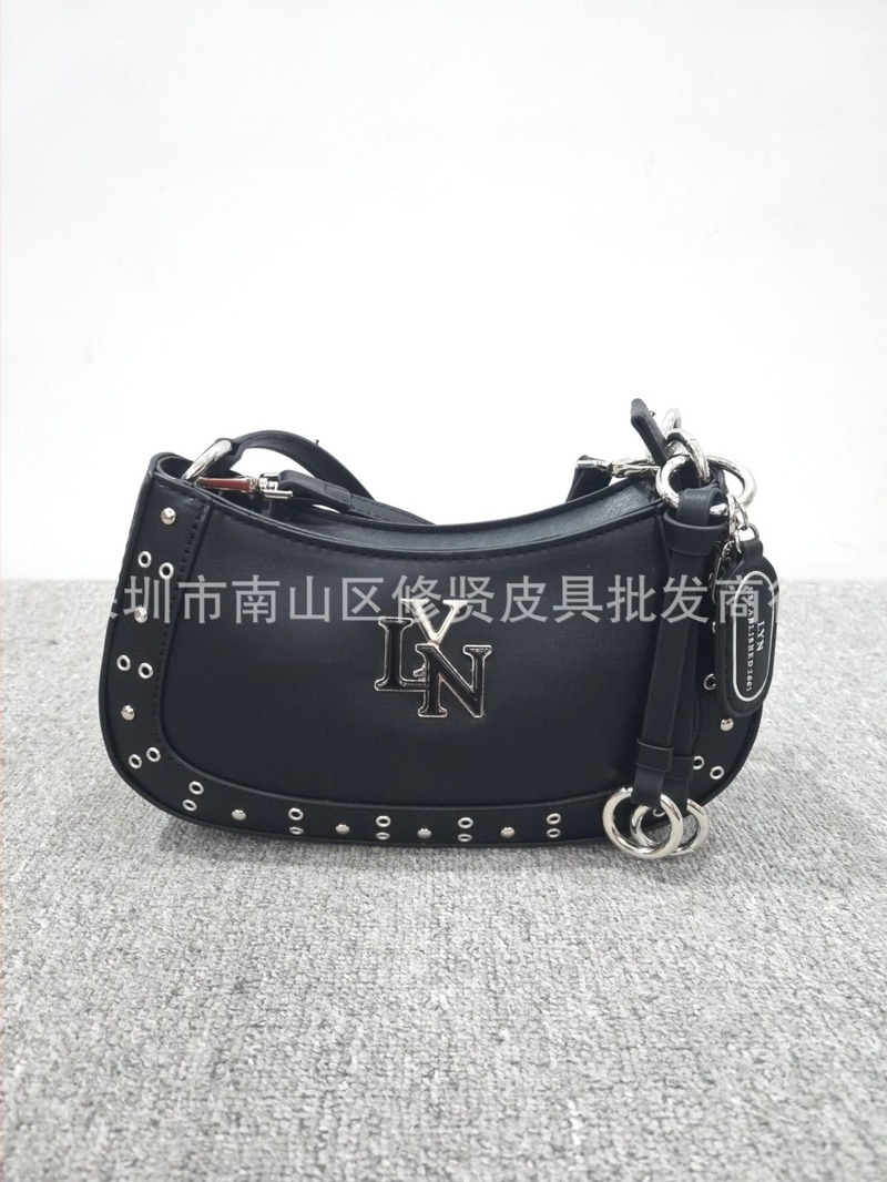 Lyn Accs Női Táska 2026 — szegecsekkel díszített patchwork, baguette stílusú crossbody táska, két vállpánttal