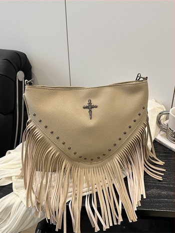 Őszi 2025 szegecses PU bőr crossbody női táska