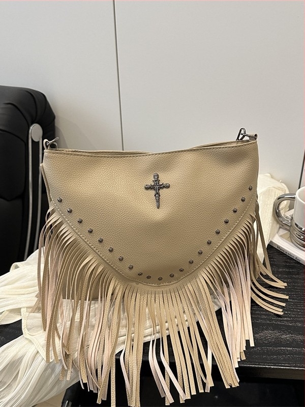Őszi 2025 szegecses PU bőr crossbody női táska