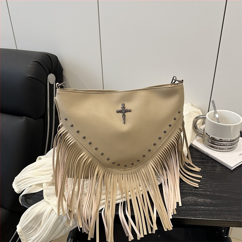 Őszi 2025 szegecses PU bőr crossbody női táska