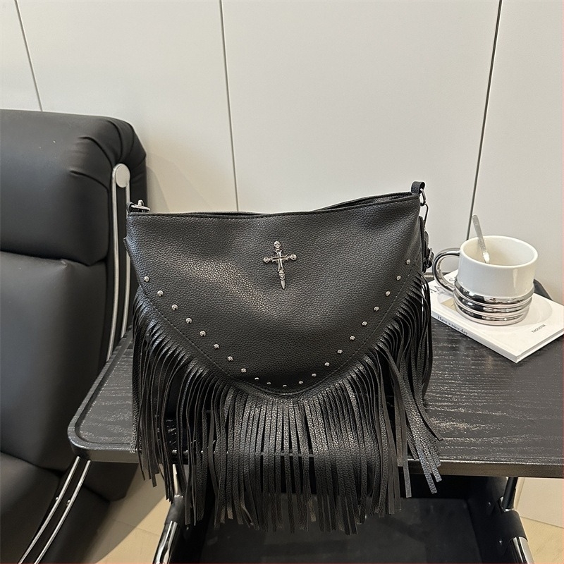 Őszi 2025 szegecses PU bőr crossbody női táska