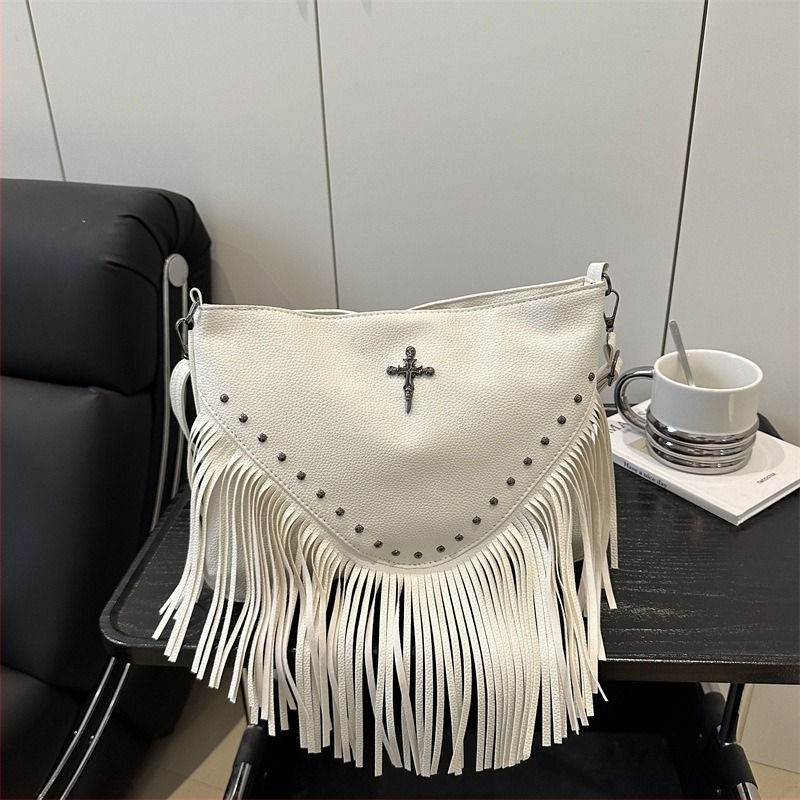 Őszi 2025 szegecses PU bőr crossbody női táska