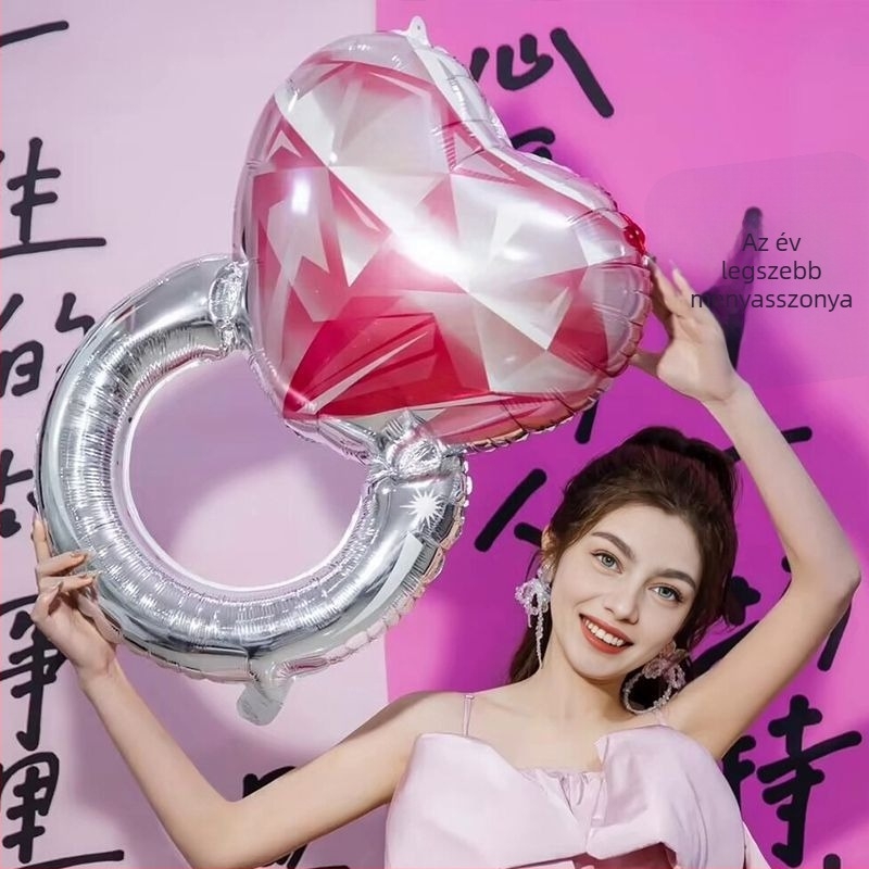 Szív alakú gyémántgyűrű és lufi dekoráció Valentin-napra, eljegyzéshez, évfordulókhoz és esküvőhöz