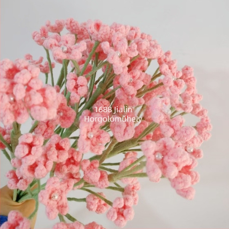 Gyapjúból horgolt művirágok Baby's Breath ágakkal — virágdísz esküvőkhöz és fotózáshoz