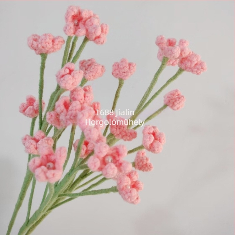 Gyapjúból horgolt művirágok Baby's Breath ágakkal — virágdísz esküvőkhöz és fotózáshoz