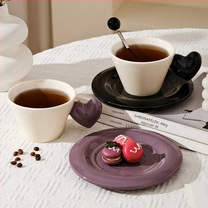 Szív alakú kerámia kávéscsésze alátéttel és desszerttálcával – tökéletes délutáni teázáshoz