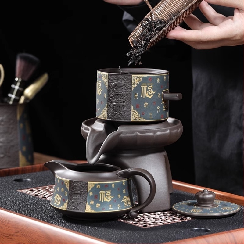 Gongfu teáskészlet lila agyag teáskannával és kőőrlős kivitelű teáskészlettel, kerámiatálca a csomag része, modern minimalist dizájn