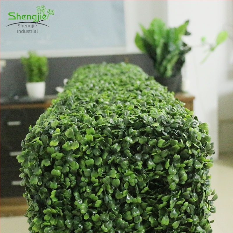 Műfüves fal vas kerettel, kertdíszítésre, testre szabható