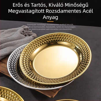 Rozsdamentes acélból készült, texturált felületű kör alakú tál, arany színű, vékony kivitel, snackek és desszertek számára; mikrohullámú sütőben használható; modern dizájn