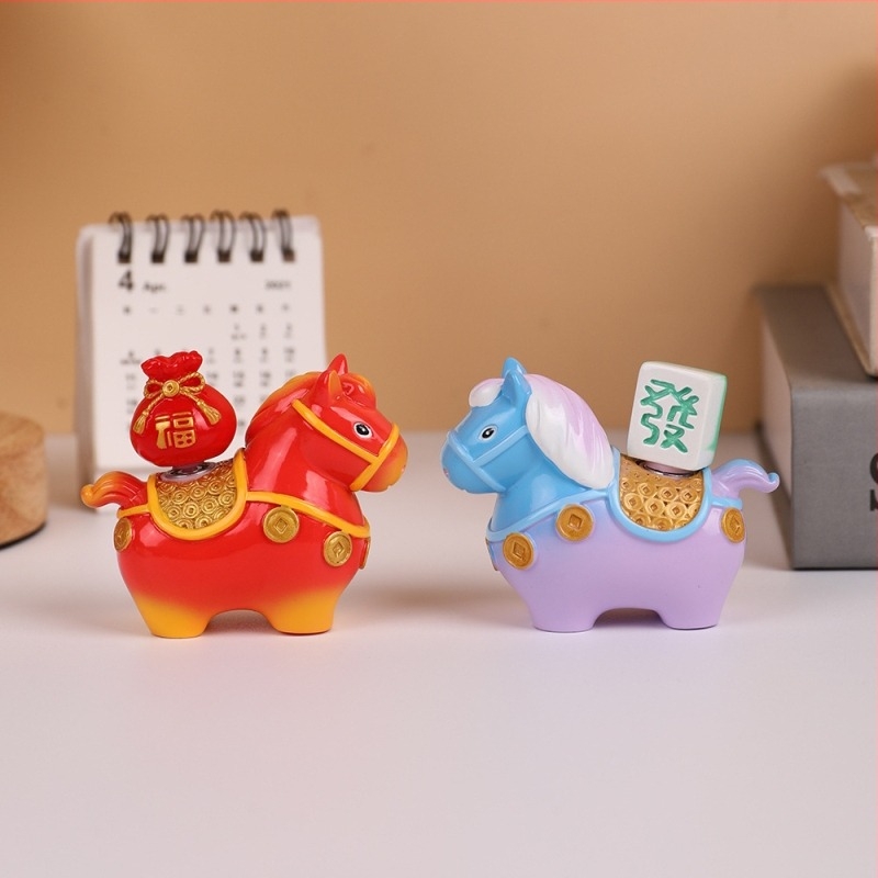 Fu Ma – A Ló Évének Kabala: Autó díszítő elem irodai asztalhoz és elektromos jármű belső dekorációhoz, zodiákus témájú kulturális ajándék