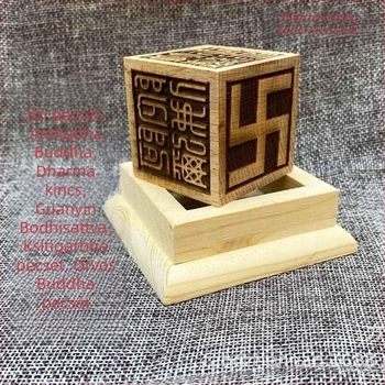 Őszibarackfából készült hatszögletű pecsét svastika motívummal; a buddhizmus három kincse; Amitábha Buda, Guanyin Bodhisattva, Ksitigarbha Bodhisattva és a Gyógyító Buddha pecsét.
