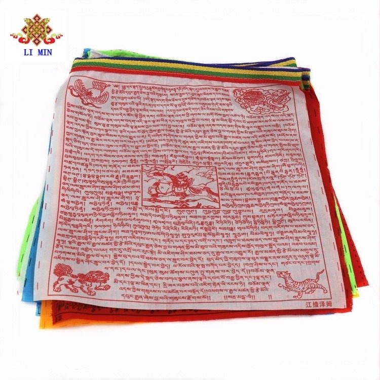 Színes tibeti imádságlobogók családi boldogság motívumokkal és Wind Horse lobogókkal