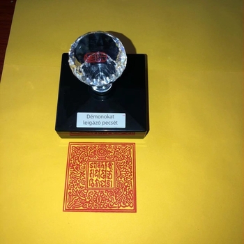 Tibeti tántrikus Vajra pecsét amulett Padmasambhava motívummal és olajkibocsátó anyaggal