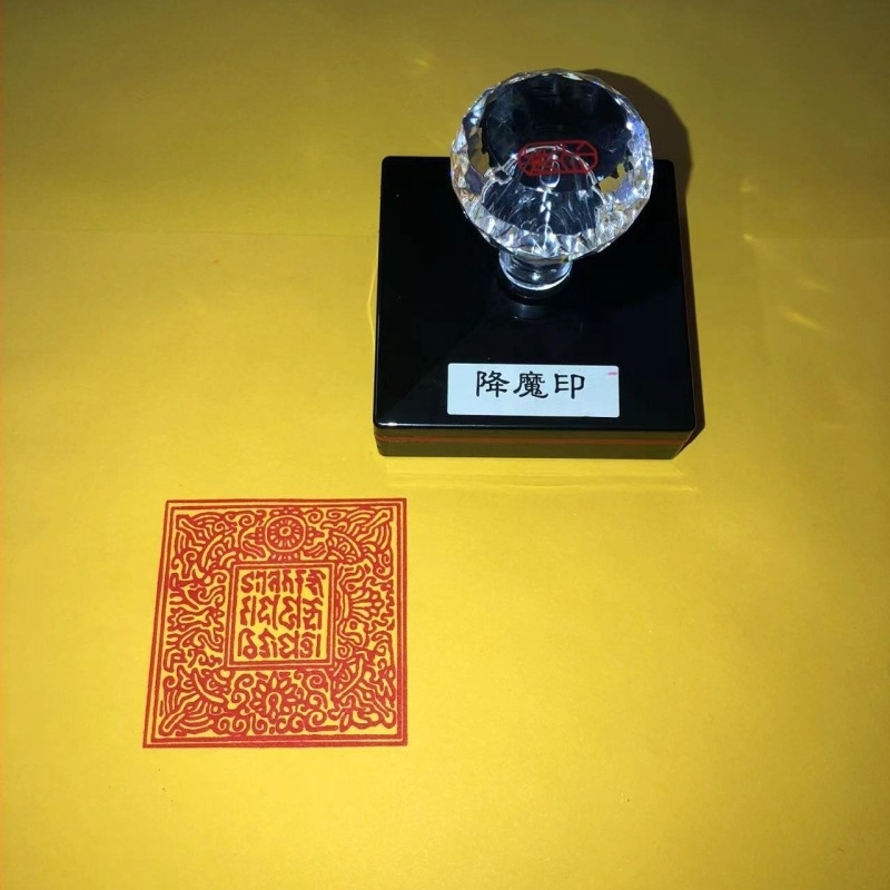 Tibeti tántrikus Vajra pecsét amulett Padmasambhava motívummal és olajkibocsátó anyaggal