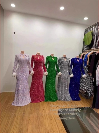 Elegáns flitteres estélyi ruha arany bársony anyagból, kivágott nyakkal, hosszú ujjú, karcsú szabás