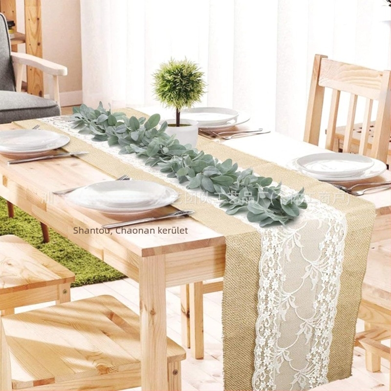 Rattan falidísz mesterséges növényzettel, eukaliptusz levelekkel és pénzfa levelekkel, fonott futó növény