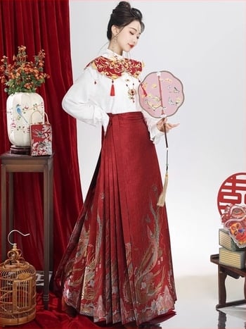 Új kínai stílusú hanfu hímzéssel, piros lófej szoknya és felhőmintás vállrész eljegyzési ceremóniára
