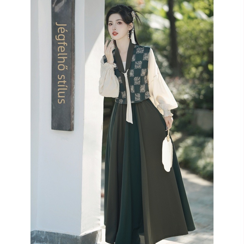 Modern Hanfu munkaruha szett Tang-stílusú felsővel és nyolc paneles szoknyával tavasszal.