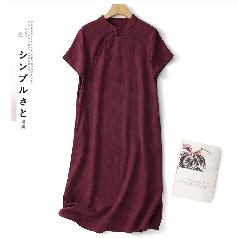 Pamut-lin jacquard anyagú ruha, cheongsam-ihletésű, rövid ujjú, álló gallér, A-vonalú, midi hossz, laza derék, street style, nyár 2025