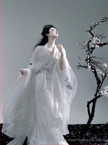 Hanfu elegáns hosszú köntös hímzett, széles ujjak, kettős gallér, jacquard motívum szilvavirág