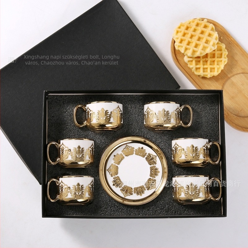 Európai stílusú kerámia csésze és alátét aranyszegéllyel – kreatív kávés készlet
