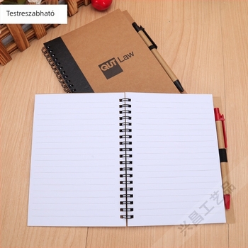 A5-ös spirál-kötésű notesz tollal, környezetbarát kraft papírból, 50 oldal, 80 g/m², logó lenyomat a tollon