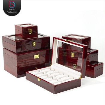 Piros lakkozott óratartó doboz porvédővel és tetőablakkal, órák és karkötők bemutatásához