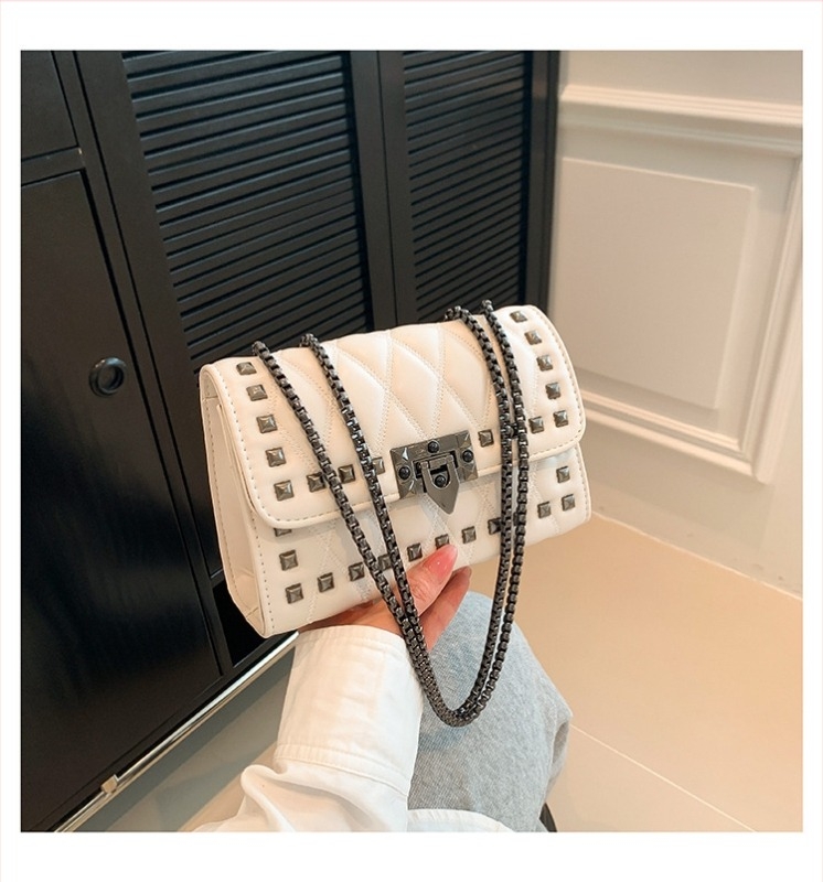 Női vállon átvet táska szegecses lánccal, puha PU bőr, rombusz mintázatú crossbody, kis méretű