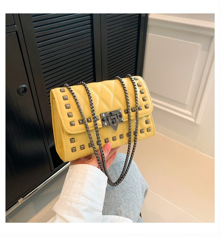Női vállon átvet táska szegecses lánccal, puha PU bőr, rombusz mintázatú crossbody, kis méretű