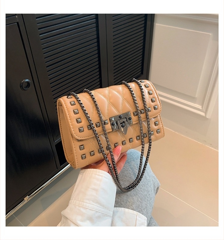 Női vállon átvet táska szegecses lánccal, puha PU bőr, rombusz mintázatú crossbody, kis méretű
