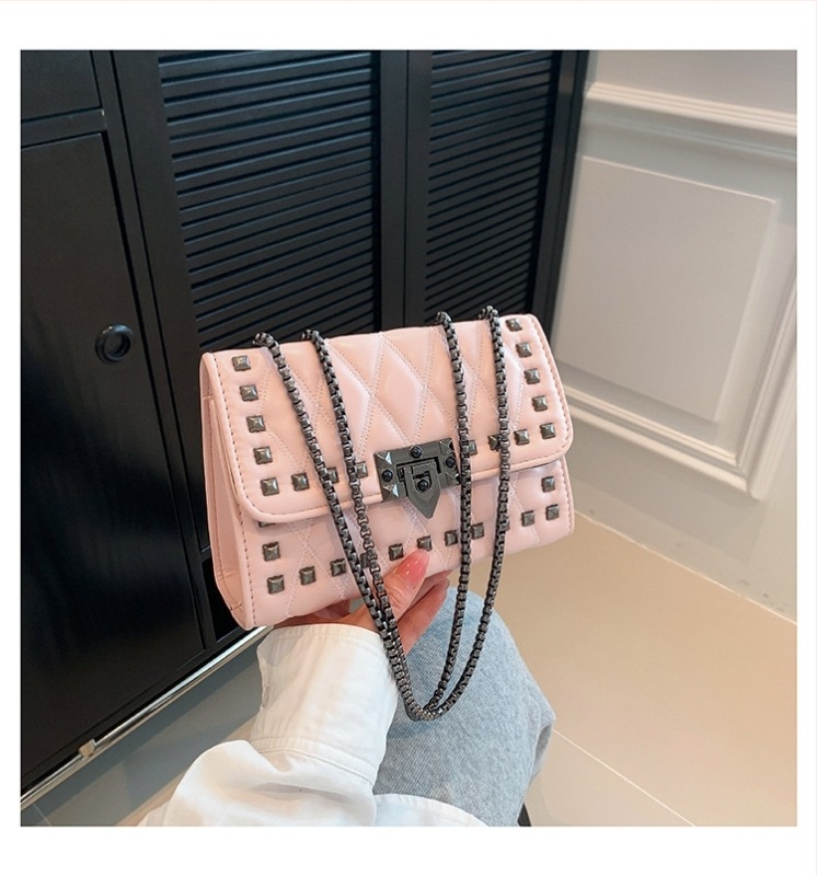 Női vállon átvet táska szegecses lánccal, puha PU bőr, rombusz mintázatú crossbody, kis méretű