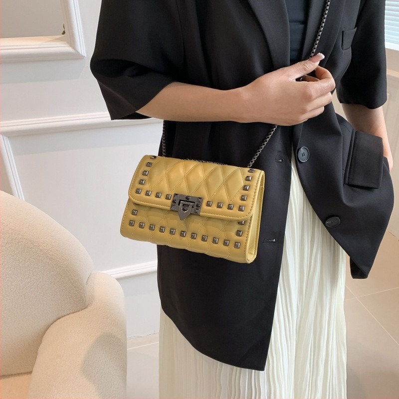 Női vállon átvet táska szegecses lánccal, puha PU bőr, rombusz mintázatú crossbody, kis méretű