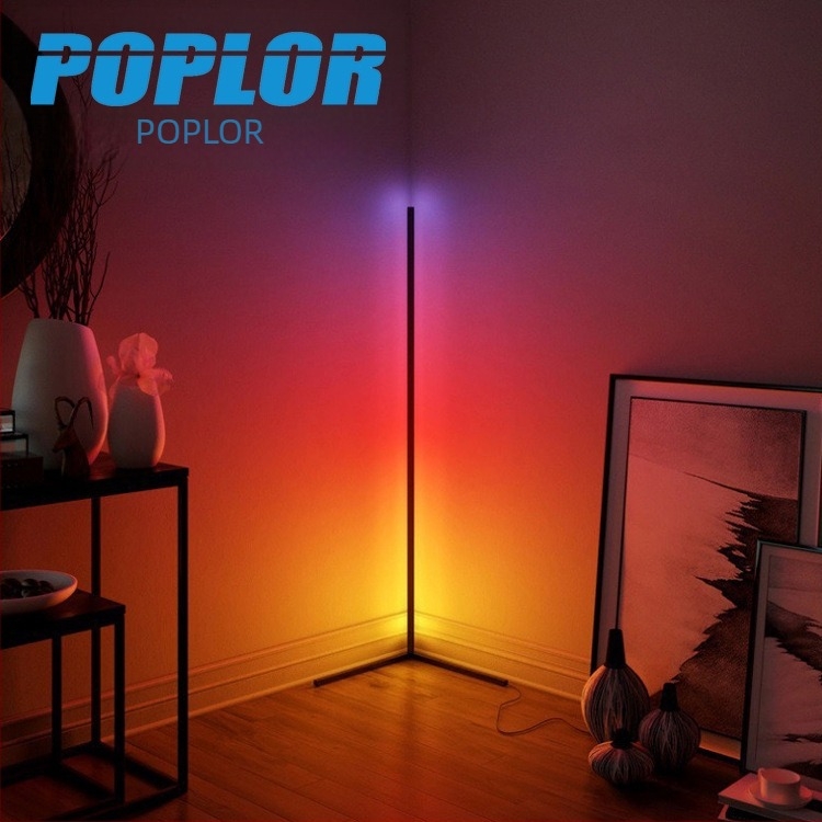 LED derékszögű, függőleges saroklámpa RGB színváltóval és távirányítós fényerő-szabályozással; modern padlólámpa hálószobába, nappaliba vagy hotel dekorációhoz.