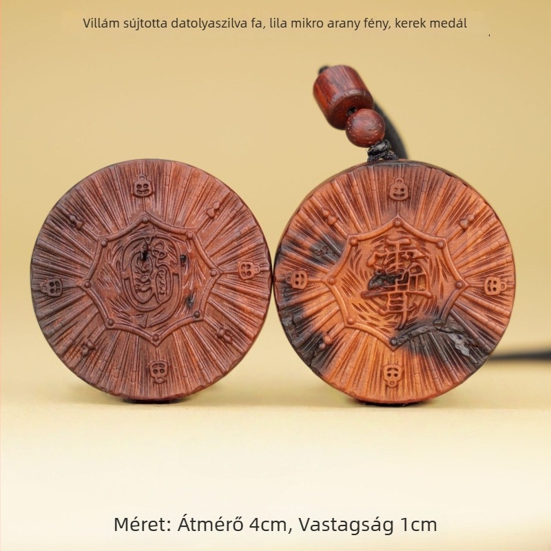 Villámcsapás érte fából készült, kör alakú, kétoldalas medál aranyozott felirattal; taoista talizmán.