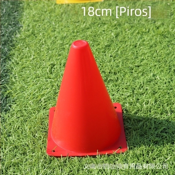 Futball-edzéshez készült felszerelés 18 cm-es jelölő tartállyal és 6 hüvelykes jelölőcsövekkel az akadályokhoz