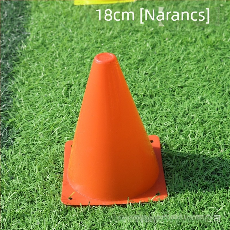 Futball-edzéshez készült felszerelés 18 cm-es jelölő tartállyal és 6 hüvelykes jelölőcsövekkel az akadályokhoz